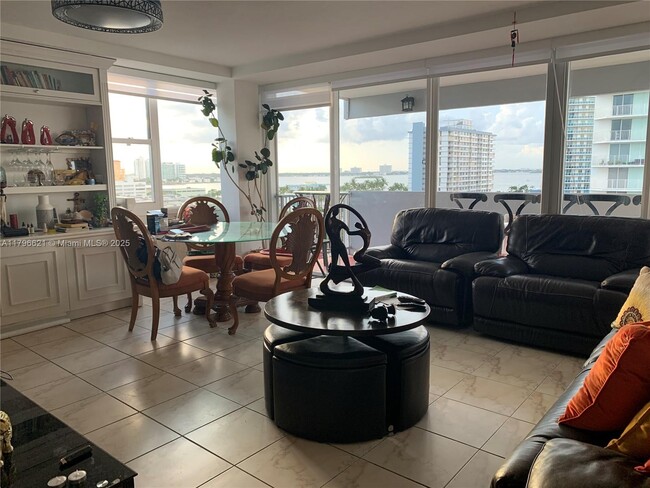 Foto del edificio - 7545 E Treasure Dr