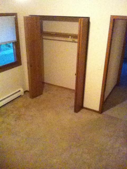 Segundo dormitorio arriba mirando el armario. - 2233 5th Ave, NE