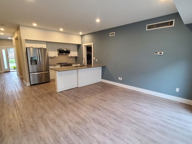 Building Photo - 550 Sandison St