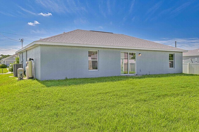 Foto del edificio - Spacious Three-Bedroom Home with Open Floor Plan, Large Yard
