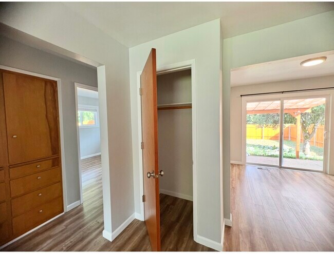 Foto del edificio - 1703 Springhill Dr NE