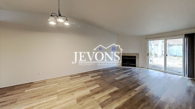 Building Photo - Inviting 3-bedroom duplex near Lakewood To...