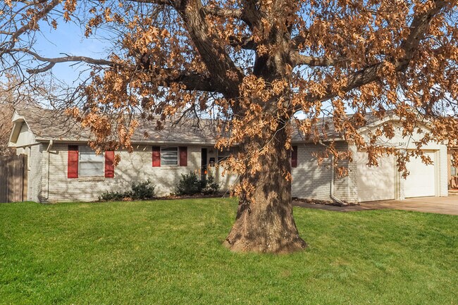 Building Photo - 2405 Elwood Dr