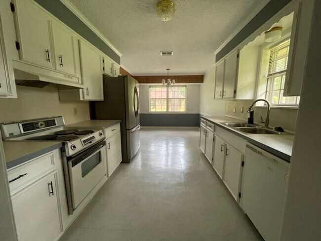 Building Photo - DOGWOOD *Close to Barksdale Air Force base..