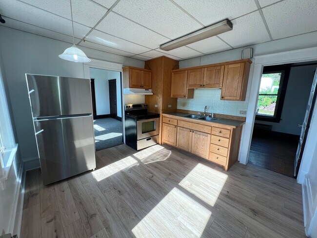 Foto del edificio - 2+ Bedroom Apartment - AVAILABLE AUGUST 1st!