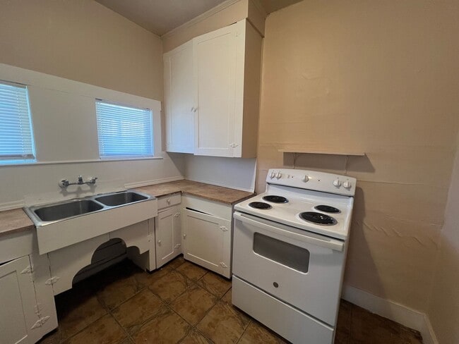 Building Photo - 1189
