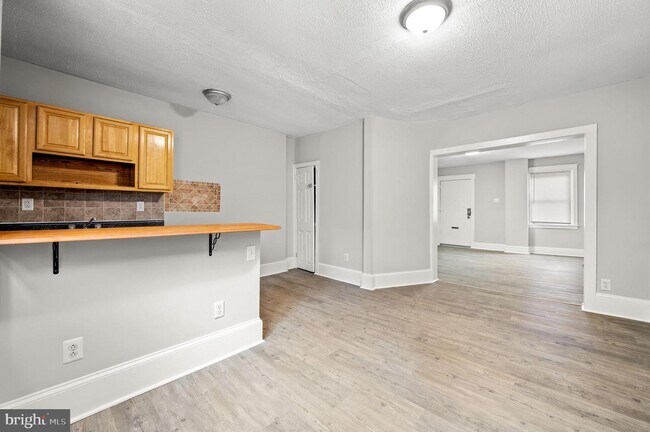 Building Photo - 6028 E Wister St