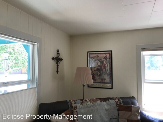 Building Photo - 410 School St