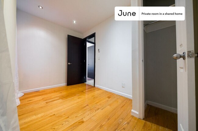 Building Photo - Private bedroom in 4 bed/2 bath Home