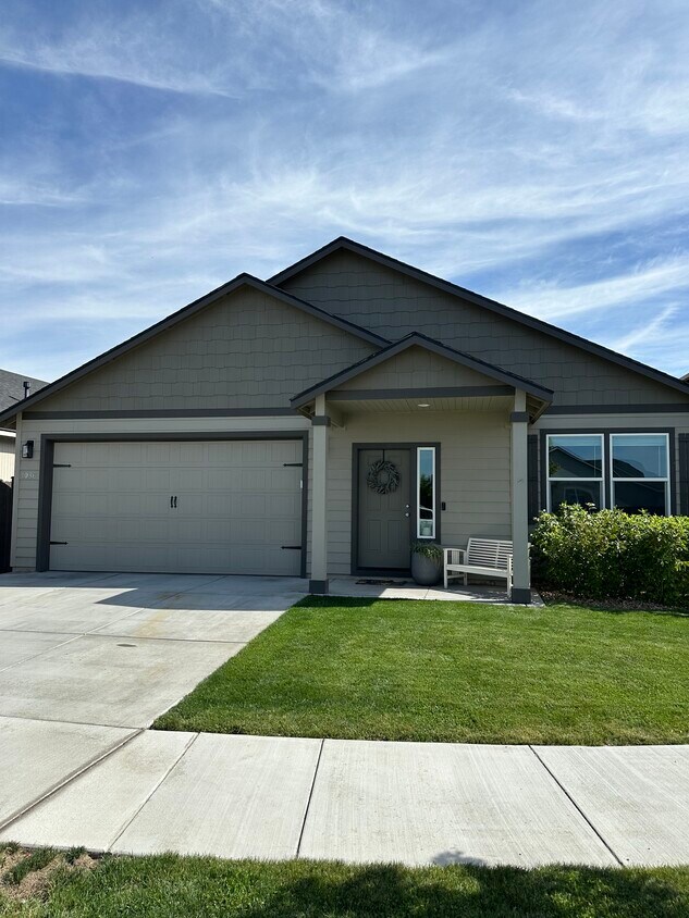 Primary Photo - 1086 NW 24th Ln