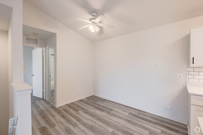 2BR, 2BA - 1,020SF - Dining Area - The Edge at Oakland Apartments - Auburn Hills