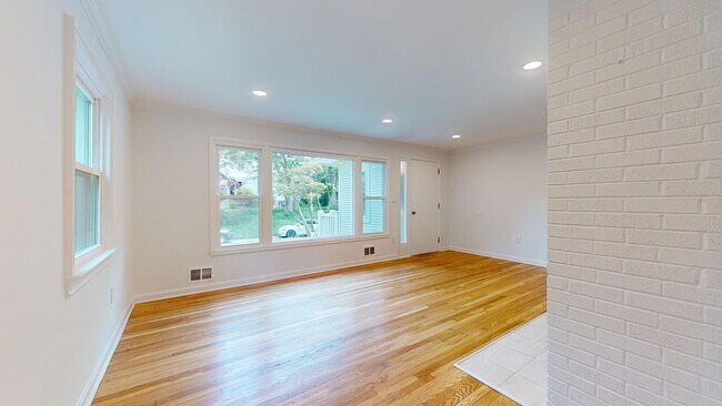 Building Photo - 5027 Eskridge Terrace NW