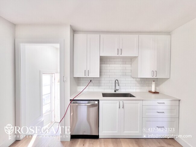 Photo du bâtiment - Spacious 5-Bedroom Home with Balcony & Pri...