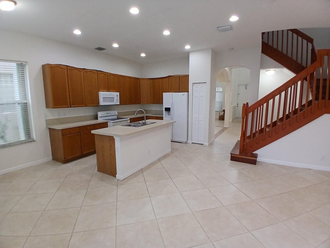 Primary Photo - 1171 W Magnolia Cir