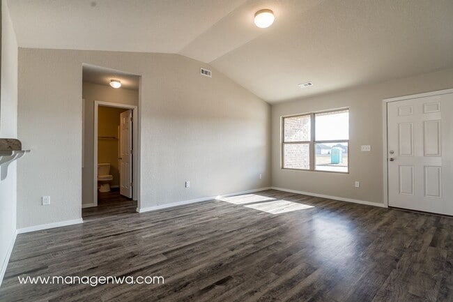 Foto del edificio - Cozy 4 Bedroom Elkins Home! Lots of upgrades!!