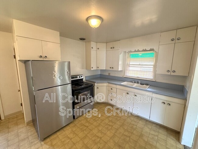 Building Photo - 1407 E Platte Ave