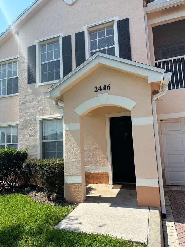 Foto principal - 3 BEDROOM 2 BATH 2 CAR GARAGE CONDO