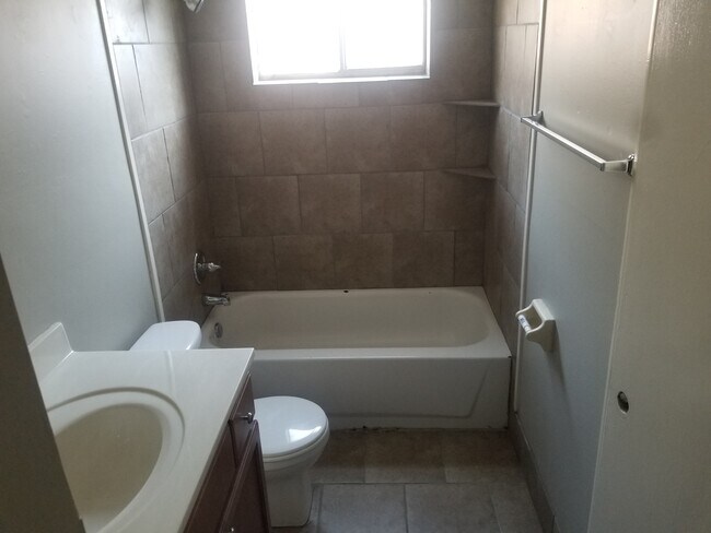 Foto del edificio - 1335-1337 Halcomb ln- Frayser Duplex