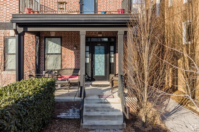 Entrada - The Warder