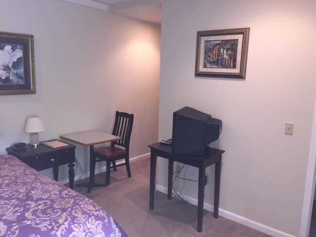 Building Photo - One Bedroom One Bathroom Efficiency availa...