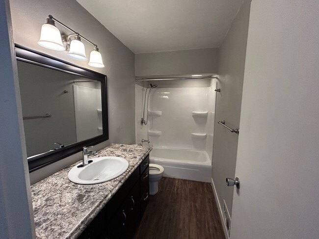 Bath - 1719 Silvercrest Dr