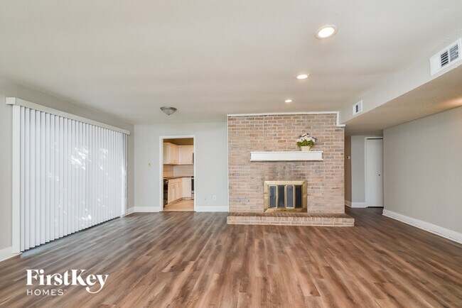 Building Photo - 3004 Charter Oak Dr