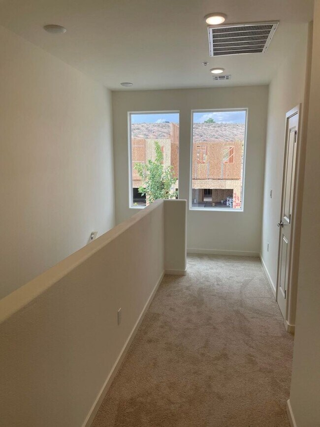 Foto del edificio - Only 1 Resident - Newer Home