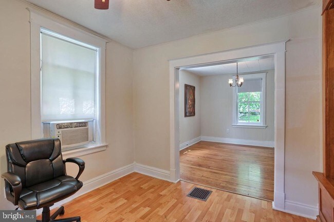 Building Photo - 29 E Areba Ave
