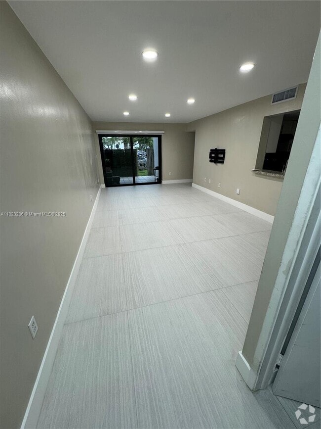 Building Photo - 9405 Fontainebleau Blvd