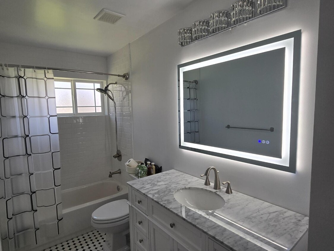 Foto principal - 1916 W Cambridge Ave