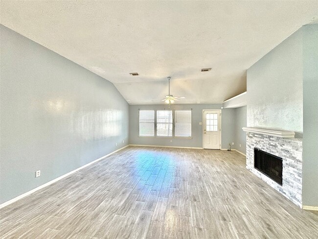 Foto del edificio - 15807 Pilgrim Hall Dr