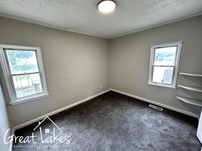 Building Photo - Lovely 2 Bedroom 1 Bathroom now available ...