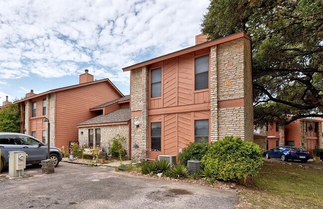 Building Photo - 10 Cypress Fairway Village