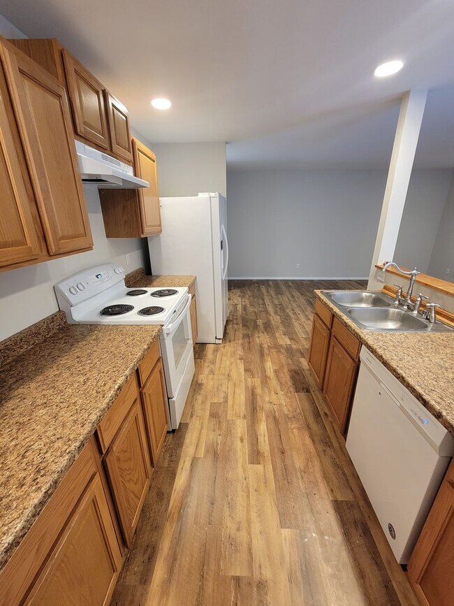 Foto del edificio - Freshly Painted Duplex in the Heart of Sil...