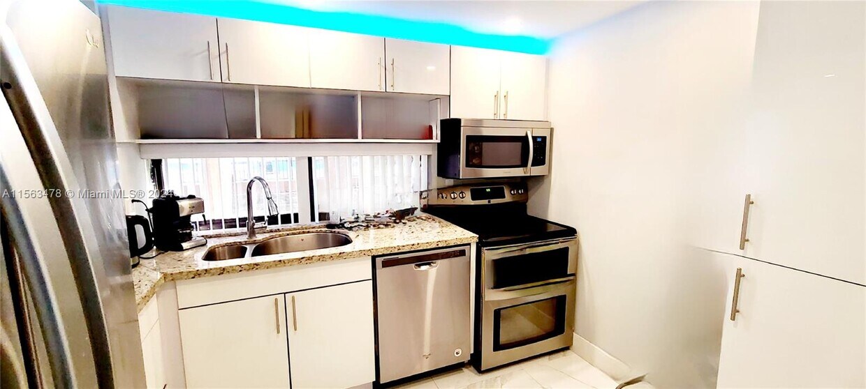 Foto principal - 17011 N Bay Rd