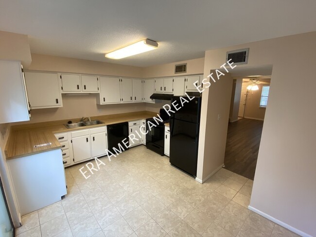 Building Photo - Washer & Dryer included!