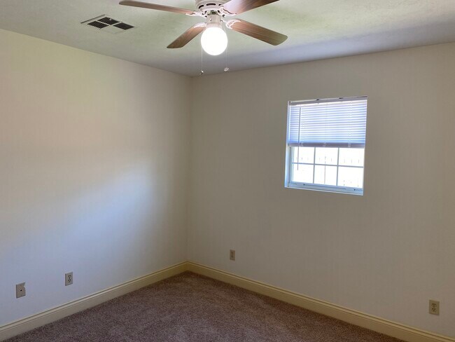 Building Photo - 3718 Newcastle Dr