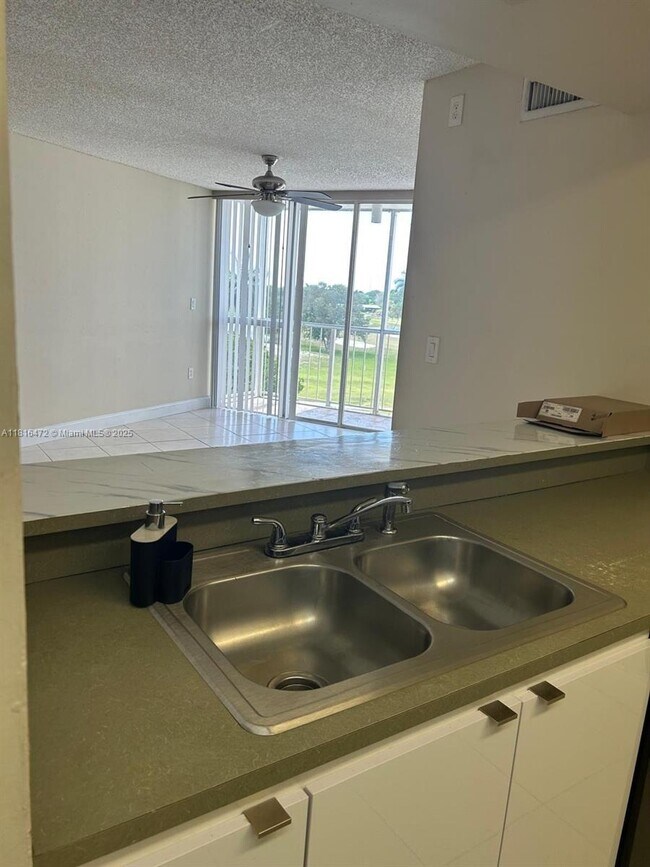 Foto del edificio - 6955 NW 186th St