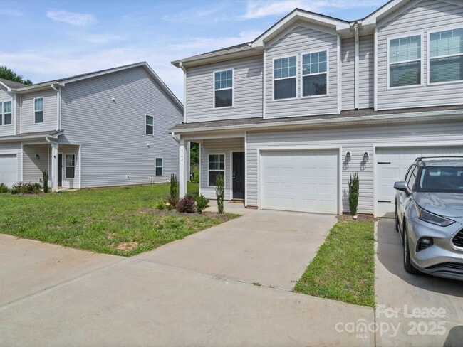 Building Photo - 914 S Battleground Ave