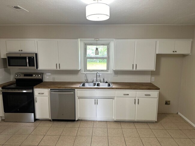 Building Photo - Available June 1st! 4-Bedroom, 1-Full Bath...