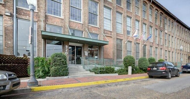 Building Photo - 920 Poeyfarre St