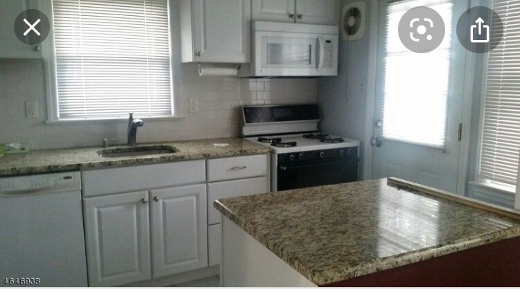 Modern kit - 242 Rea Ave