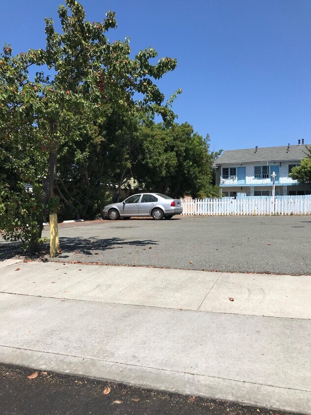 Primary Photo - 2920 Kalmia St