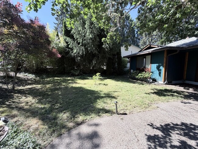 Building Photo - Three Bedroom Home in South Salem