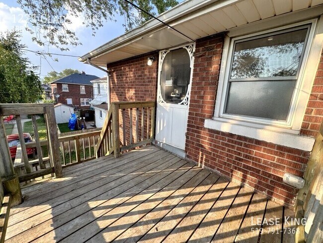 Photo du bâtiment - 1225 Gladstone Ave