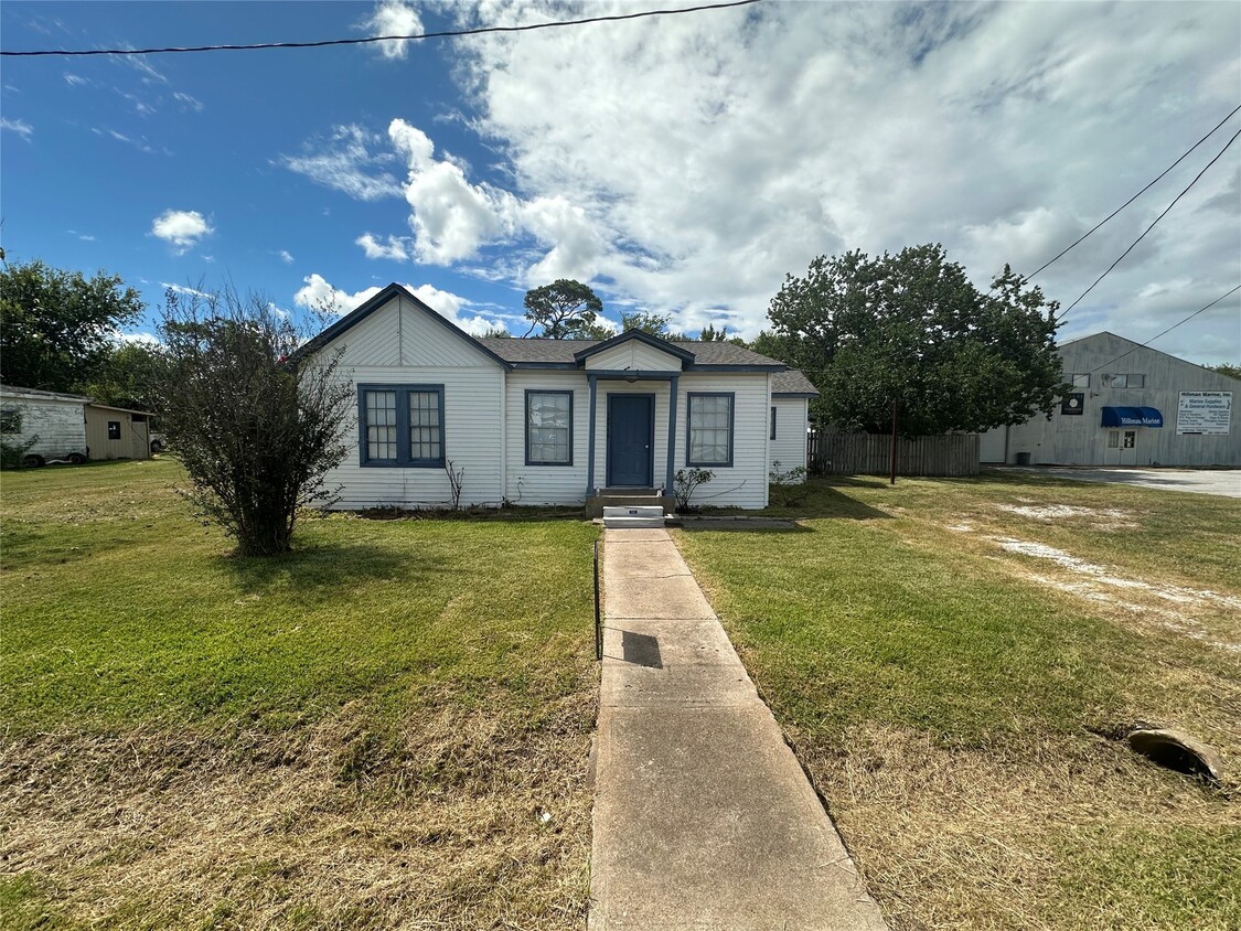 Primary Photo - 10715 Hillman Dr