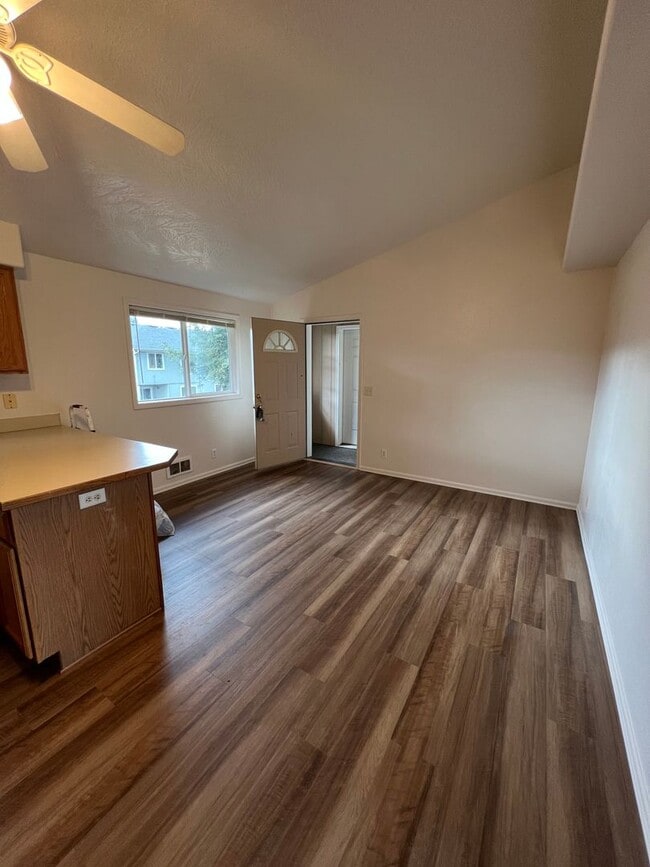 Building Photo - 1-bedroom 1-Bathroom Duplex