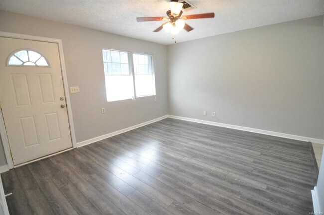 Foto del edificio - 2140 Cherrywood Dr