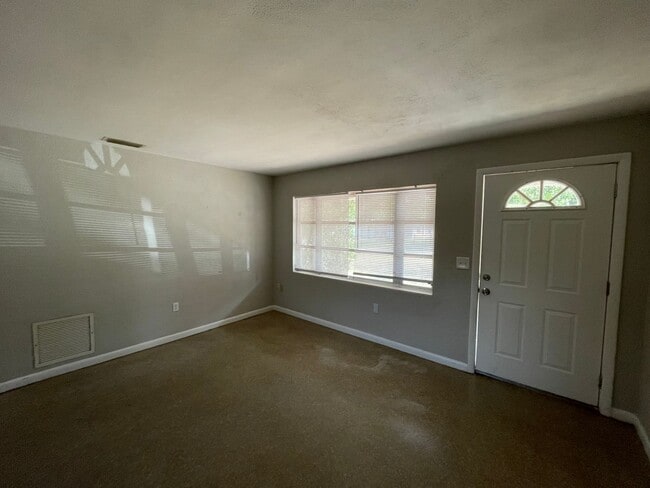Building Photo - 2 Bedroom/1 Bath