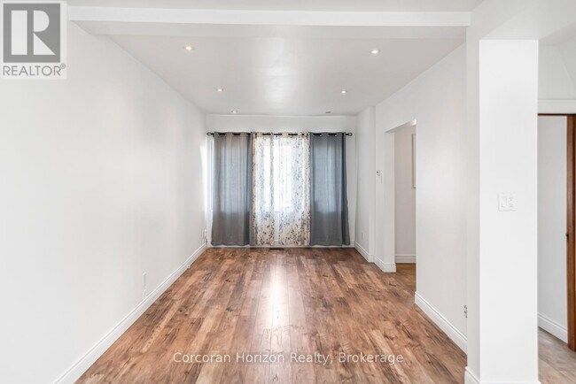 Photo du bâtiment - 114 Weir St N